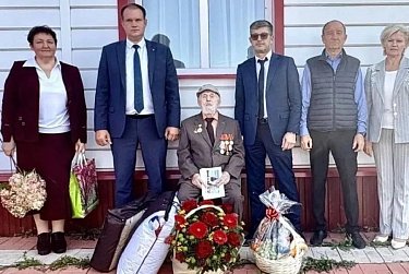 Депутат поздравил ветерана со 100-летием